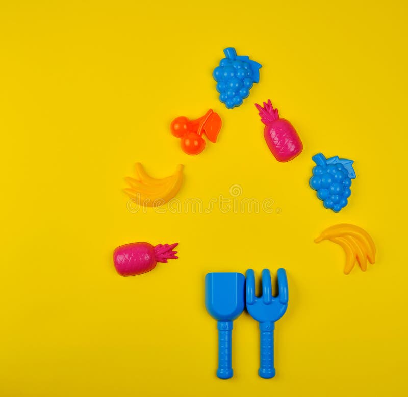 enfants \ “jouets multicolores en plastique de s présentés sous forme d'arbre de Noël photo stock enfants \ “jouets multicolores en plastique de s présentés sous forme d'arbre de Noël photo stock