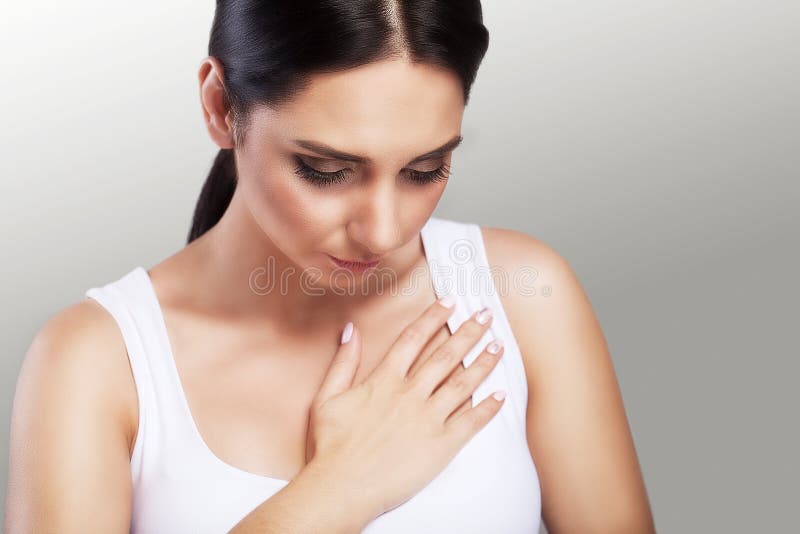 Enfermedad cardíaca Dolor de pecho Infarto del movimiento Sensaciones dolorosas fuertes El concepto de salud en un fondo gris imagenes de archivo Enfermedad cardíaca Dolor de pecho Infarto del movimiento Sensaciones dolorosas fuertes El concepto de salud en un fondo gris imagenes de archivo