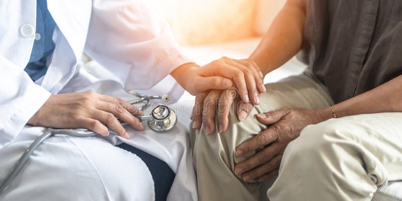 Enfermedad de parkinsón artritis de los pacientes dolor de mano y rodilla o concepto de atención de la salud mental con un médico