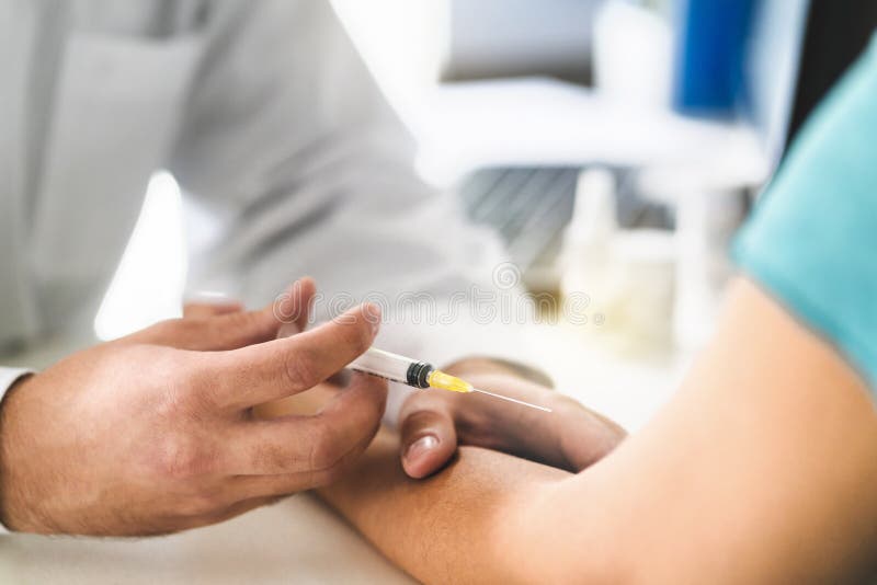 Enfermeira e paciente que tomam a análise de sangue na sala do escritório do doutor no hospital foto de stock Enfermeira e paciente que tomam a análise de sangue na sala do escritório do doutor no hospital foto de stock