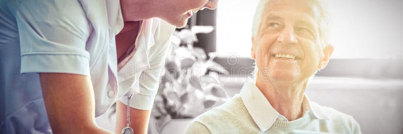 Enfermeira fêmea que mostra o relatório médico ao homem superior na tabuleta digital fotos de stock royalty free Enfermeira fêmea que mostra o relatório médico ao homem superior na tabuleta digital fotos de stock royalty free