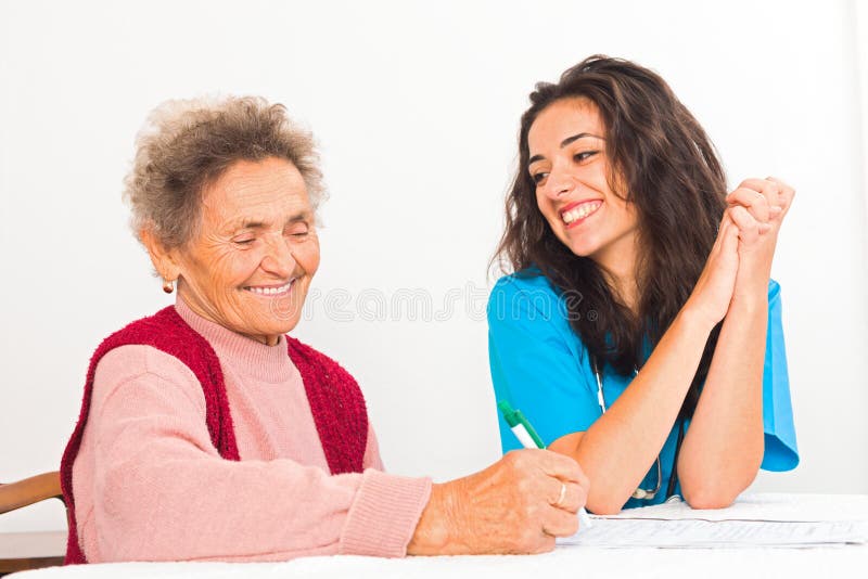 Enfermeira Helping Elderly Register para o lar de idosos imagens de stock royalty free Enfermeira Helping Elderly Register para o lar de idosos imagens de stock royalty free