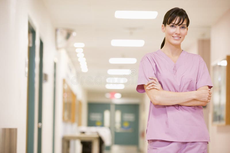 Enfermeira que está em um corredor do hospital