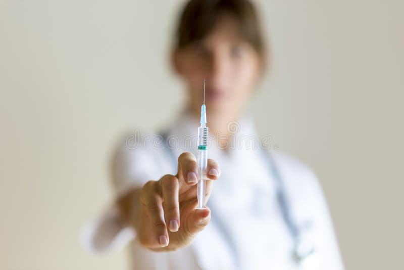 Enfermeira que guarda uma agulha da injeção