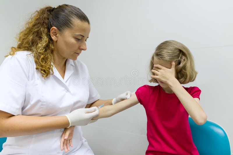 A enfermeira usa uma seringa para vacinar a menina da criança Inoculação no ombro, no hospital Medicina, cuidados médicos, pediat fotos de stock A enfermeira usa uma seringa para vacinar a menina da criança Inoculação no ombro, no hospital Medicina, cuidados médicos, pediat fotos de stock