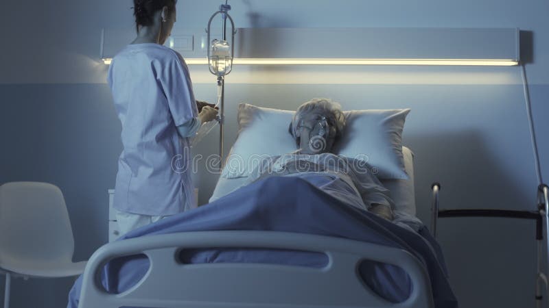 Enfermeiro profissional a verificar um doente sênior à noite