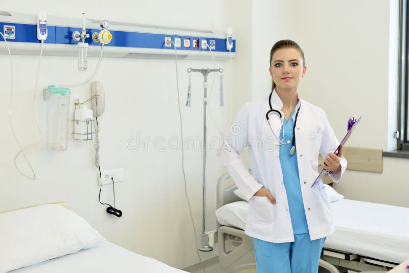 Enfermera de sexo femenino atractiva joven del doctor imagenes de archivo Enfermera de sexo femenino atractiva joven del doctor imagenes de archivo