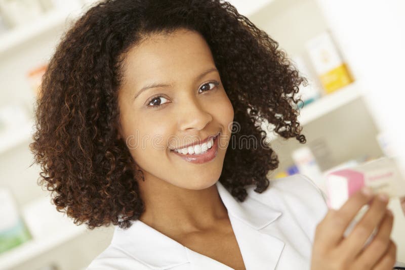 Enfermera de sexo femenino BRITÁNICA en farmacia imagen de archivo libre de regalías Enfermera de sexo femenino BRITÁNICA en farmacia imagen de archivo libre de regalías