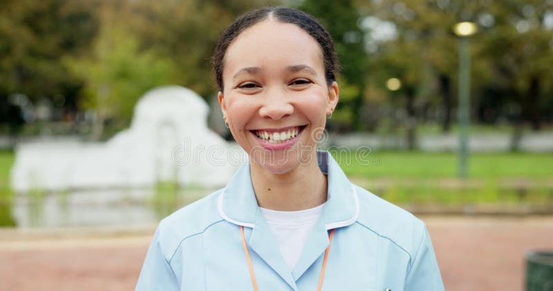 Enfermera profesional estacionar y enfrentar con sonrisa joven y emocionada carrera de salud en toronto. chica paria