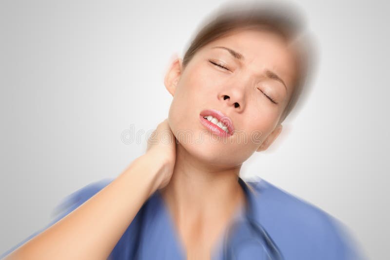 Enfermera que tiene el cuello y dolor de espalda