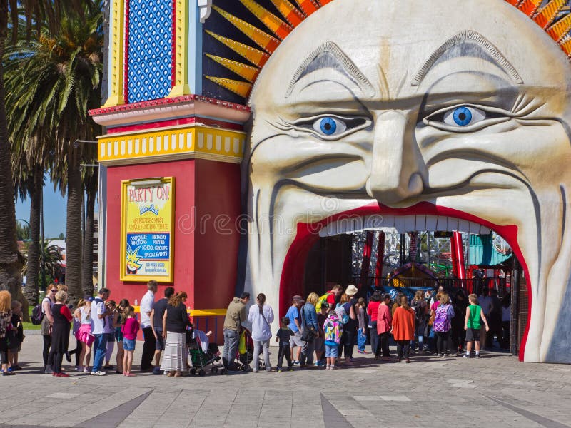 Enfileire para comprar bilhetes a Luna Park, Melbourne. foto de stock Enfileire para comprar bilhetes a Luna Park, Melbourne. foto de stock