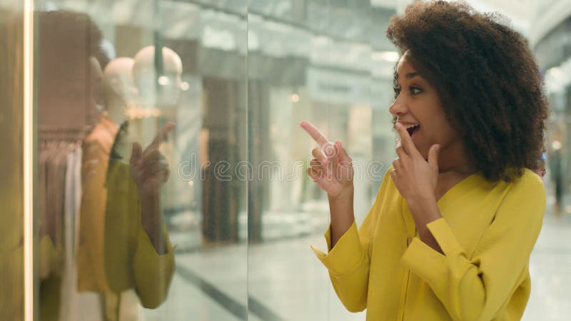 Enfoque de mujer afroamericana muestra nueva colección de ropa moda pago estilizado descuento de dinero negro