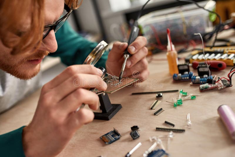 Enfoque selectivo del chip de soldadura del técnico masculino fotografía de archivo libre de regalías