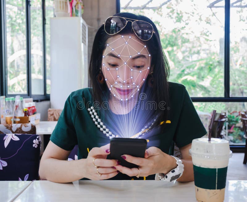 Enfrente mulheres tecnologia exata esperta dos sistemas de aprendizagem do telefone da varredura e da máquina fotografia de stock Enfrente mulheres tecnologia exata esperta dos sistemas de aprendizagem do telefone da varredura e da máquina fotografia de stock