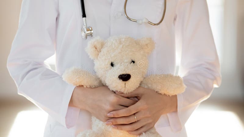 Eng oben vom flaumigen Teddy des weiblichen Krankenschwestergriffs lizenzfreies stockbild