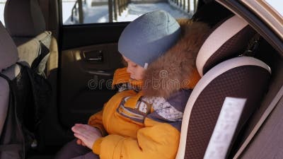 Eng Oben Vom Gesicht Eines Traurigen Kleinen Jungen Im Auto Autositz Im  Winter Stock Video - Video von schutzkappe, kind: 193386637