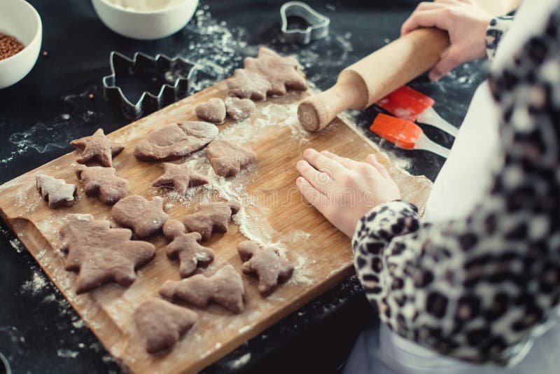 Eng oben vom Plätzchenbacken. Kleinkindhände lizenzfreies stockfoto