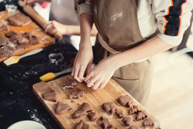 Eng oben vom Plätzchenbacken. Kleinkindhände stockfotos