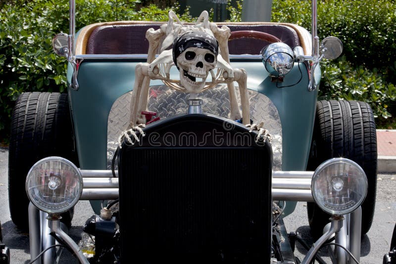 Eng souped hotrod omhoog auto met skelet royalty-vrije stock foto Eng souped hotrod omhoog auto met skelet royalty-vrije stock foto