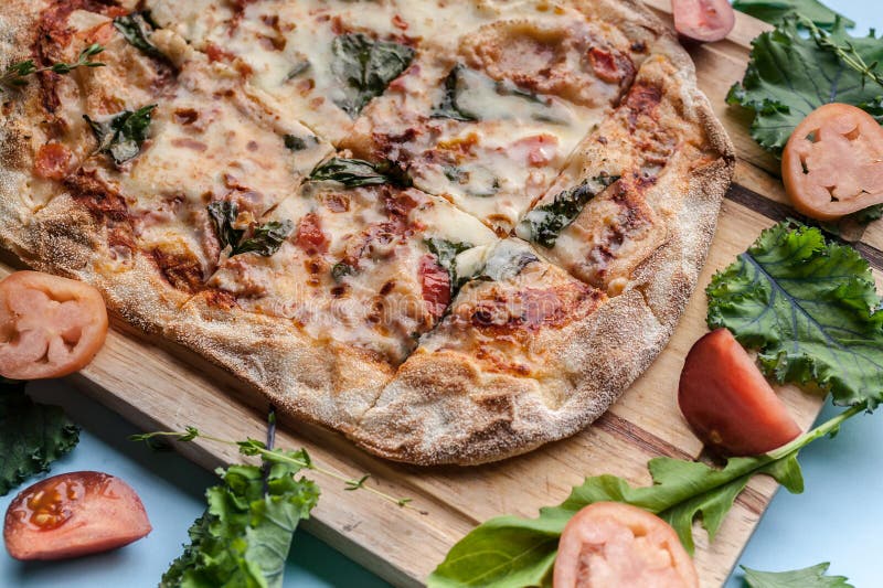 Eng-Up Köstliche Pizza auf Holzbrett-Panoramablick Mittelmeerkäseschnitt, Fast Food, Mehlerzeugnis Frische Vegetarier stockfotografie Eng-Up Köstliche Pizza auf Holzbrett-Panoramablick Mittelmeerkäseschnitt, Fast Food, Mehlerzeugnis Frische Vegetarier stockfotografie