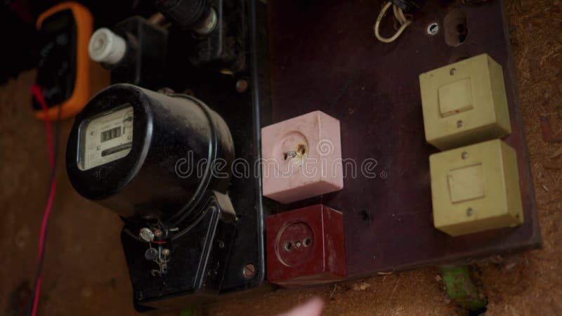 Engagement avec les fonctions de surveillance du panneau de commande électrique et les indicateurs d'état actuel clips vidéos
