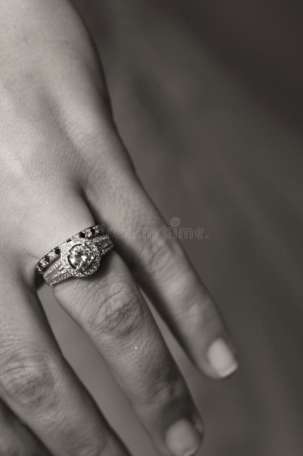 What is the right engagement ring & wedding band finger? | SH Jewellery-gemektower.com.vn
