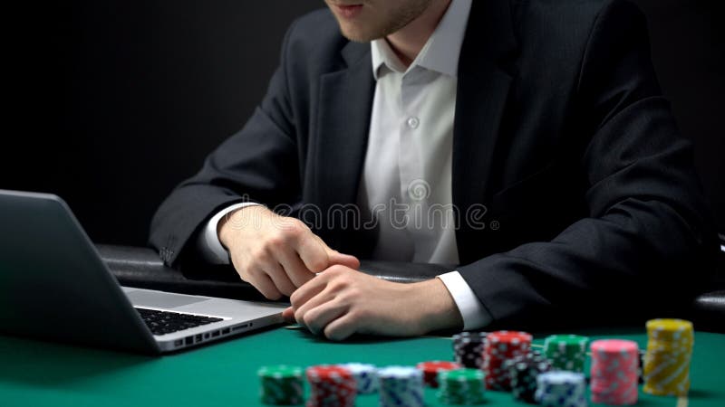Engagierter junger Spieler, der Laptopon-line-Pokerspiel, Kasinosucht betrachtet stockbild Engagierter junger Spieler, der Laptopon-line-Pokerspiel, Kasinosucht betrachtet stockbild
