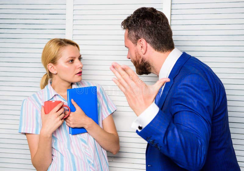 Engano entre colegas Preconceito e atitude pessoal com relação ao empregado Conversação ou discussão tensa no meio imagens de stock royalty free Engano entre colegas Preconceito e atitude pessoal com relação ao empregado Conversação ou discussão tensa no meio imagens de stock royalty free