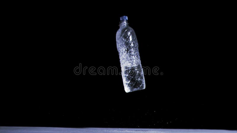 Garrafa a cair em super câmara lenta enquanto se enche de água vídeos de arquivo