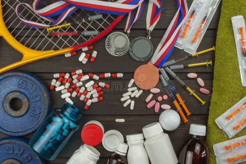 Engaño en deportes Doping para los atletas Scammers en el deporte Abuso de los esteroides anabólicos para los deportes imagen de archivo libre de regalías Engaño en deportes Doping para los atletas Scammers en el deporte Abuso de los esteroides anabólicos para los deportes imagen de archivo libre de regalías