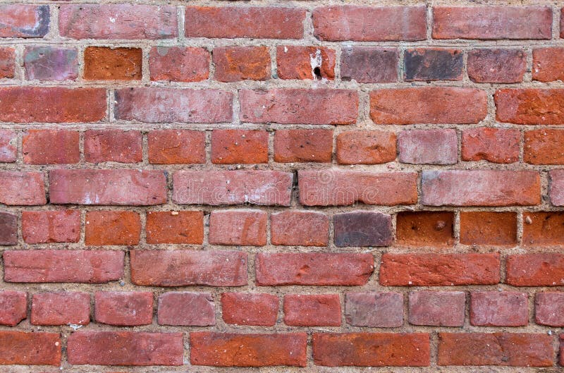 Enge, alte Mauer aus rotem Ziegelstein, gealtert stockfotografie
