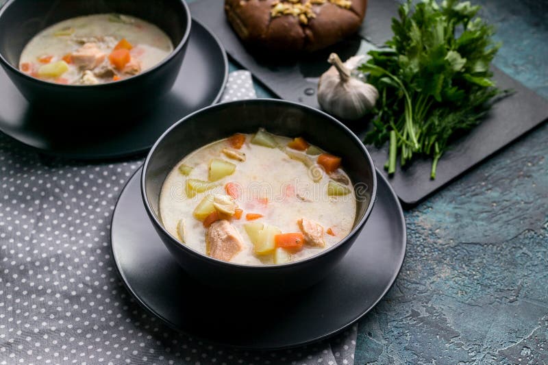 Traditionelle Finnische Lachssuppe Mit Sahne Kalakeitto Fischsuppe Mit ...