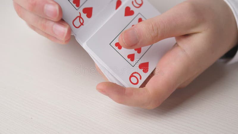Enge Hände und ein Kartenspiel