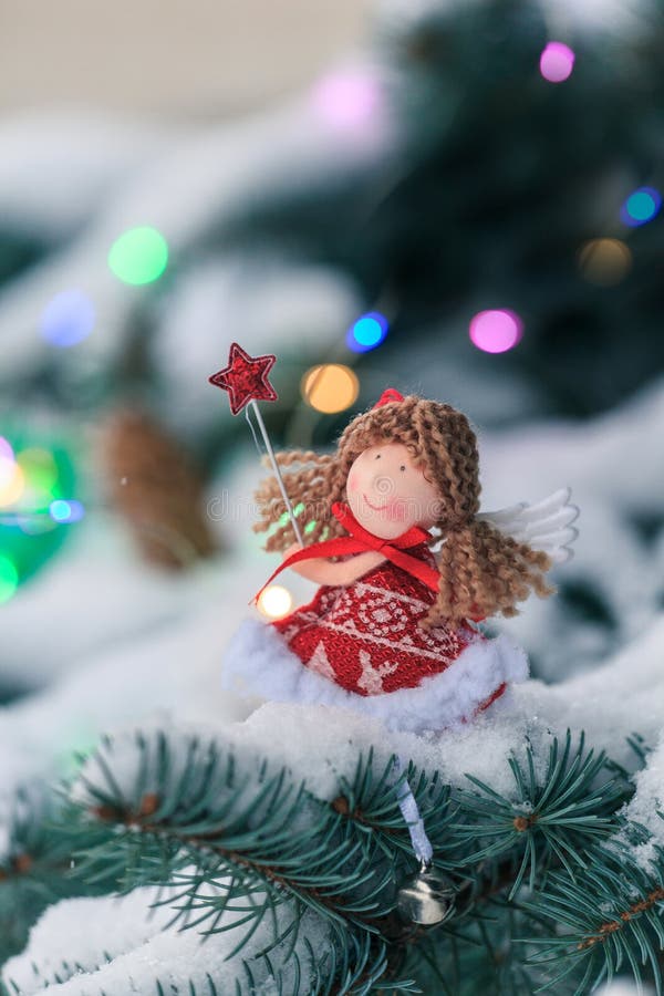 Engel auf einer Tannenbaumniederlassung im schneebedeckten Holz neue Ideen, das Haus zu verzieren dieses Weihnachten lizenzfreie stockbilder Engel auf einer Tannenbaumniederlassung im schneebedeckten Holz neue Ideen, das Haus zu verzieren dieses Weihnachten lizenzfreie stockbilder