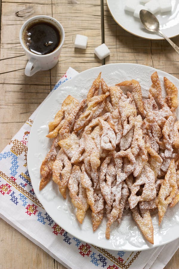 Engel beflügelt Kekse, einen traditionellen europäischen süßen Teller für Karneval Rustikale Art