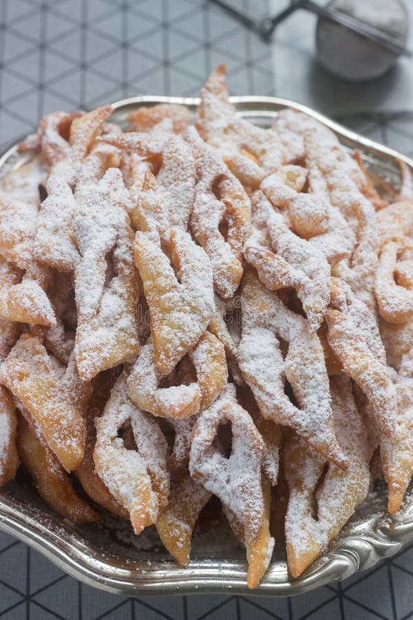 Engel beflügelt Kekse, einen traditionellen europäischen süßen Teller für Karneval Rustikale Art