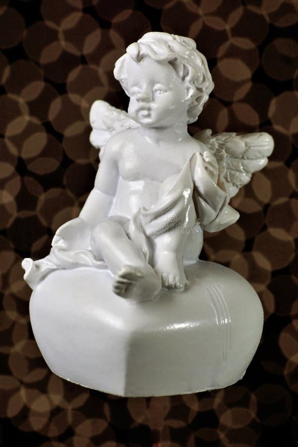 Engel des Liebe Heiligvalentinsgrußes und -herzens Der geflügelte Engel der Liebe, ein Bote, ein geistiges Sein, teilt den Willen lizenzfreies stockbild Engel des Liebe Heiligvalentinsgrußes und -herzens Der geflügelte Engel der Liebe, ein Bote, ein geistiges Sein, teilt den Willen lizenzfreies stockbild