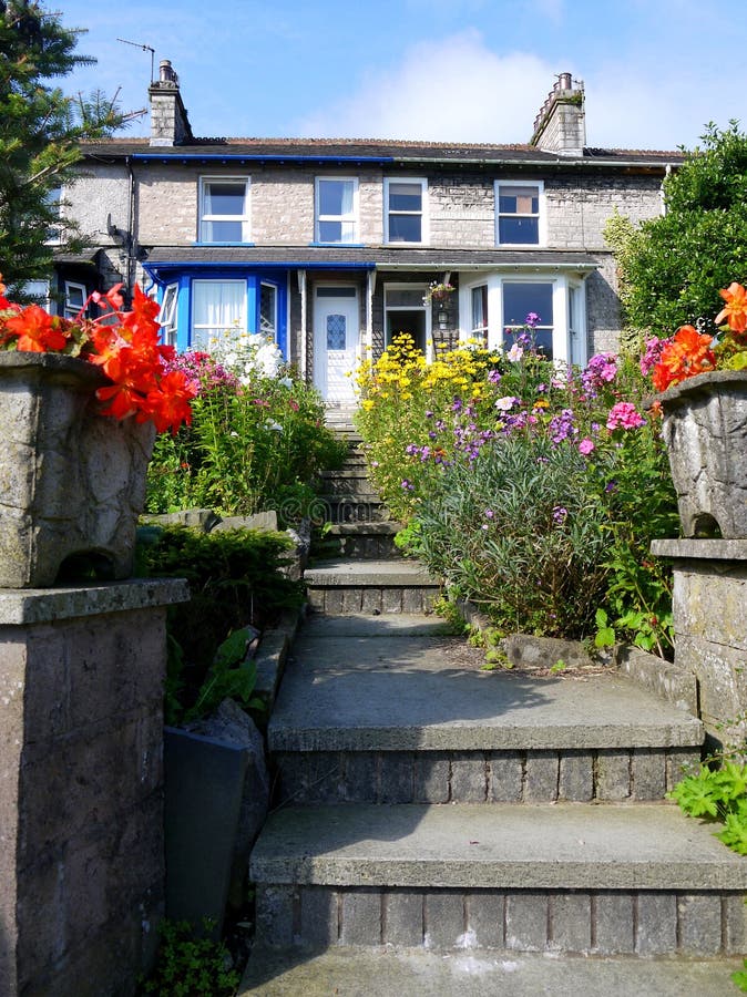 Engeland: hellings huis met tuin in Kendal stock fotografie Engeland: hellings huis met tuin in Kendal stock fotografie