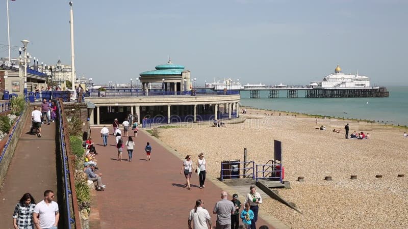 Engeland het UK van East Sussex van Eastbourne met mensen die van de de lentezonneschijn genieten die op de strandboulevardpromen