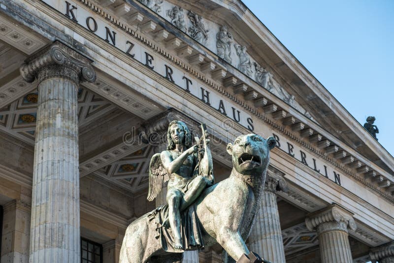Engelenstandbeeld op leeuw bij overleghuis Berlijn, Gendarmenmarkt royalty-vrije stock afbeeldingen Engelenstandbeeld op leeuw bij overleghuis Berlijn, Gendarmenmarkt royalty-vrije stock afbeeldingen