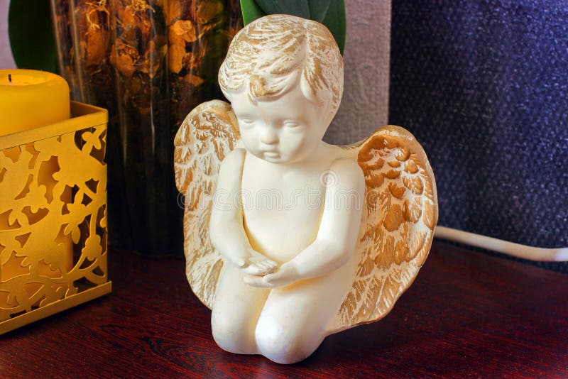 Engelsstatuette auf dem Nachttisch Die Landschaft im Haus stockbilder Engelsstatuette auf dem Nachttisch Die Landschaft im Haus stockbilder