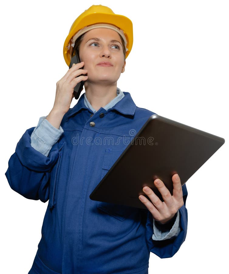 Engenheira sorridente isolada de capacete amarelo e uniforme azul com tablet digital e telefone foto de stock royalty free