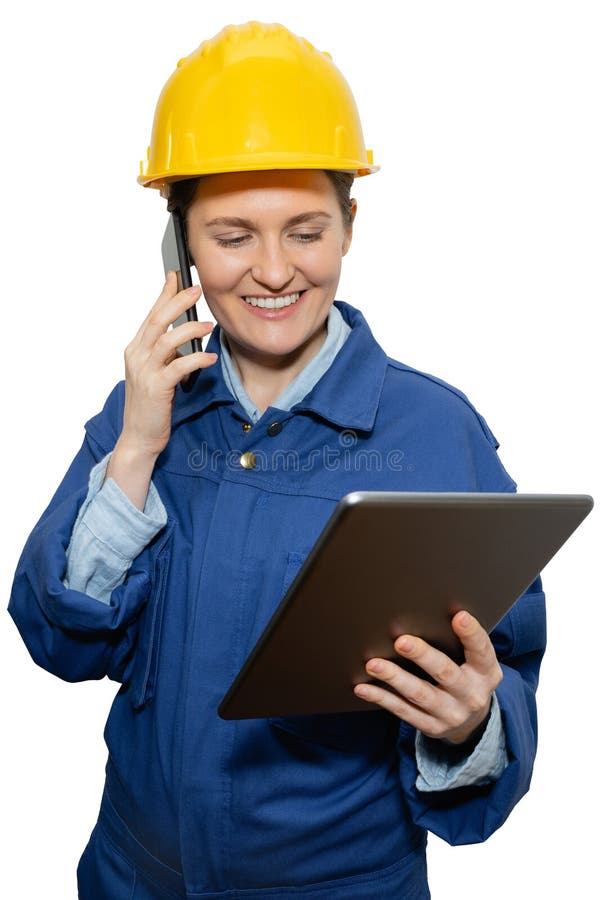 Engenheira sorridente isolada de capacete amarelo e uniforme azul com tablet digital e telefone fotos de stock