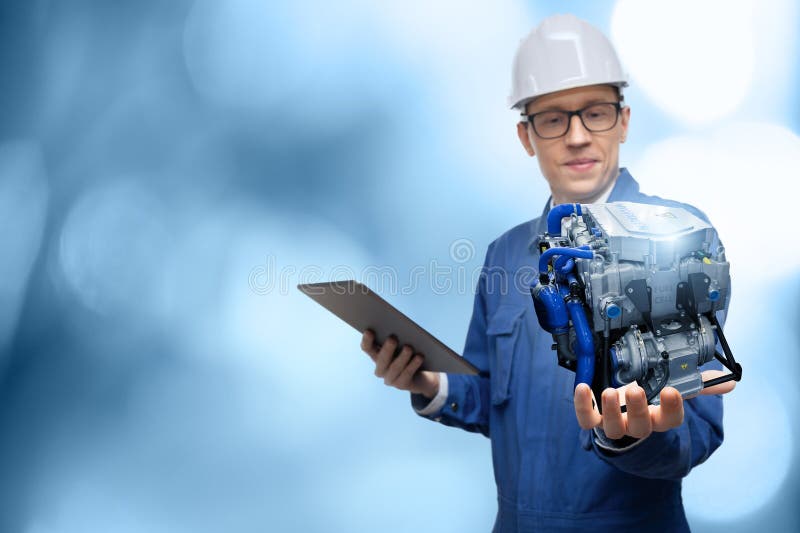 Engenheiro com tablet digital segura modelo de motor de célula a hidrogênio na mão fotos de stock