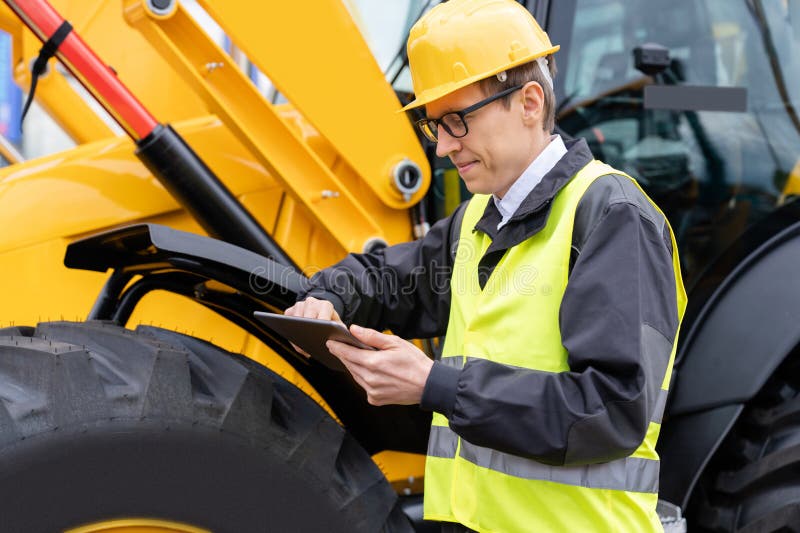 Engenheiro de capacete com tablet digital foto de stock