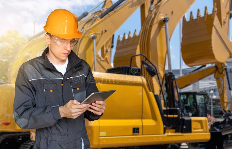 Engenheiro de capacete com tablet digital fotos de stock