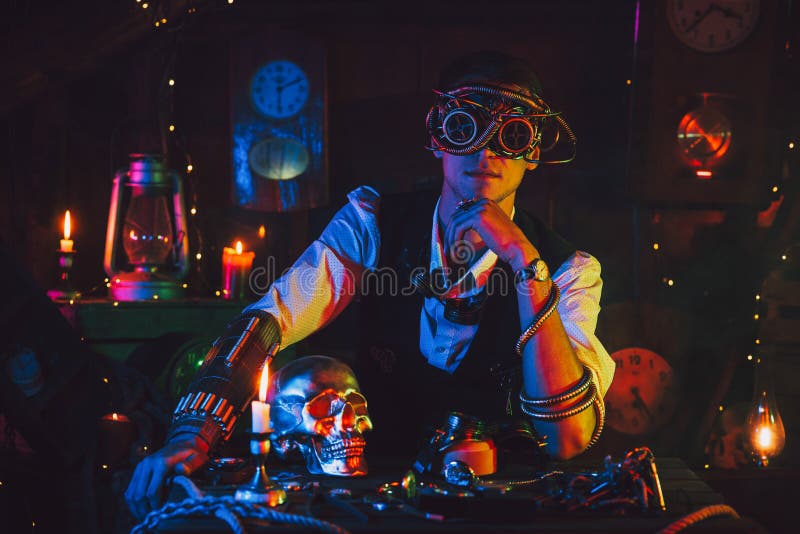 Cosplay steampunk. um inventor masculino em um terno com