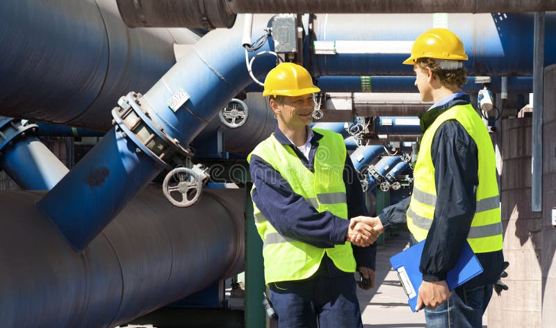 Due ingegneri di incontro al di fuori, al di tubazioni di acque reflue industriali, impianto di lavaggio.