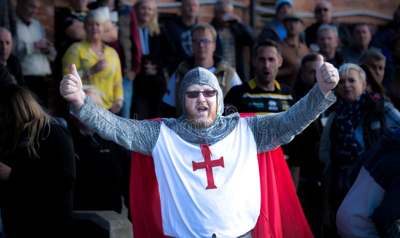 England-Sport-Fan in Ritter Templar-Kostüm stockfotos England-Sport-Fan in Ritter Templar-Kostüm stockfotos