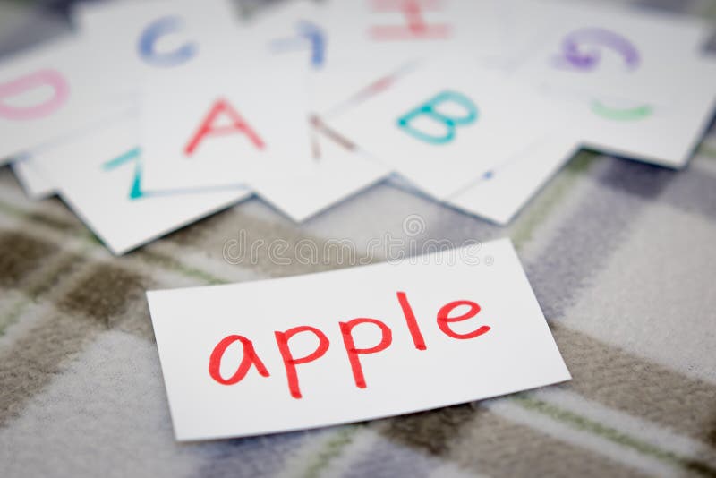 Englisch; Lernen des neuen Wortes mit den Alphabet-Karten lizenzfreies stockbild Englisch; Lernen des neuen Wortes mit den Alphabet-Karten lizenzfreies stockbild
